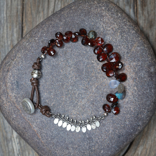 Garnet Pétalo Paillette Bracelet