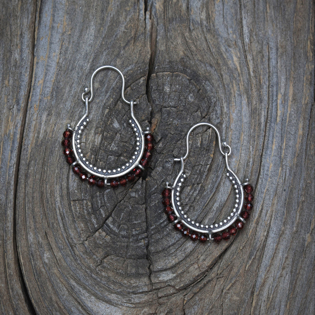 Arco Earrings with Garnet
