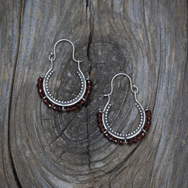Arco Earrings with Garnet