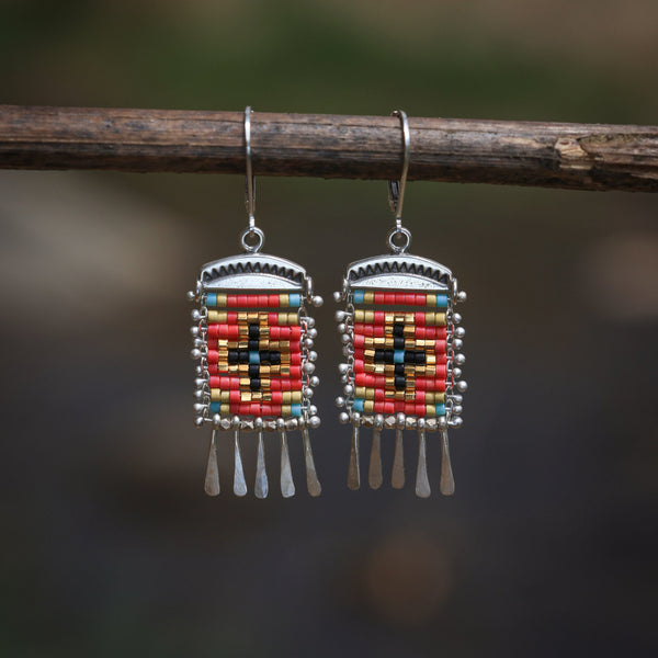 Short Cruces Earrings in Fuschia and Black